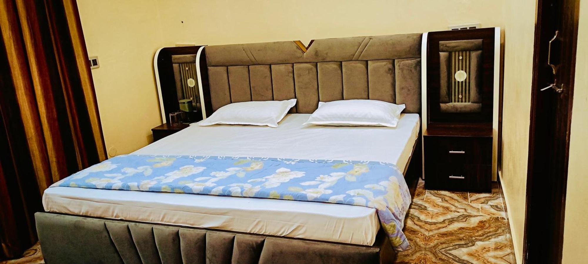 Homestay Om Paramhans Luxury Varanasi
